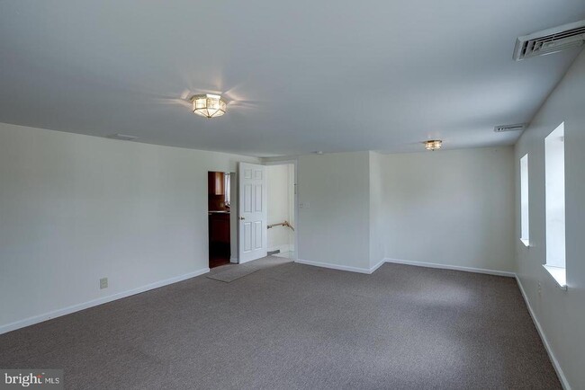 Building Photo - 276 Kings Hwy