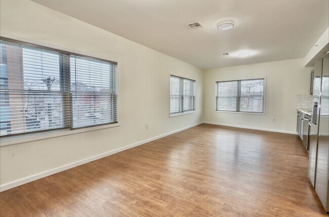 Building Photo - 143 Zabriskie St