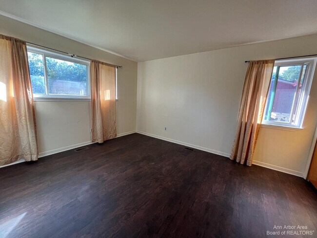 Building Photo - 3124 Golfside Rd