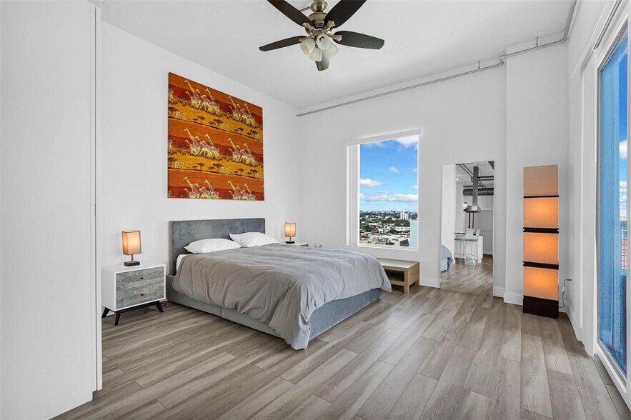 Building Photo - 10 SW South River Dr