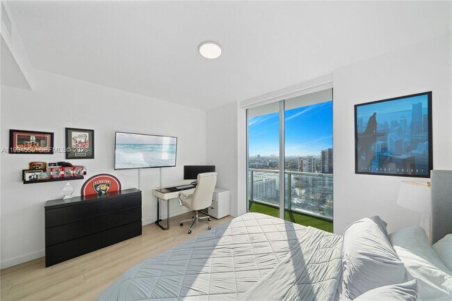 Building Photo - 1111 SW 1st Ave