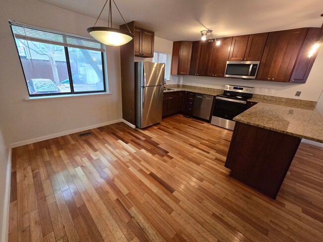 Building Photo - WASHINGTON SQUARE 2 BED 2 BATH BILEVEL APA...