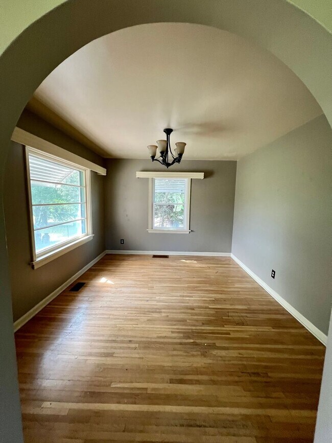 Building Photo - Country living home