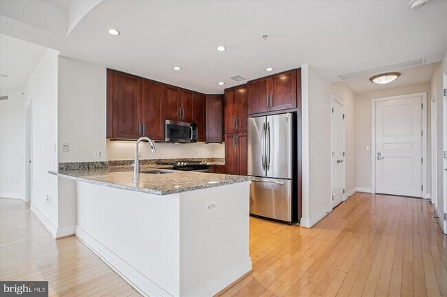 Building Photo - 8220 Crestwood Heights Dr