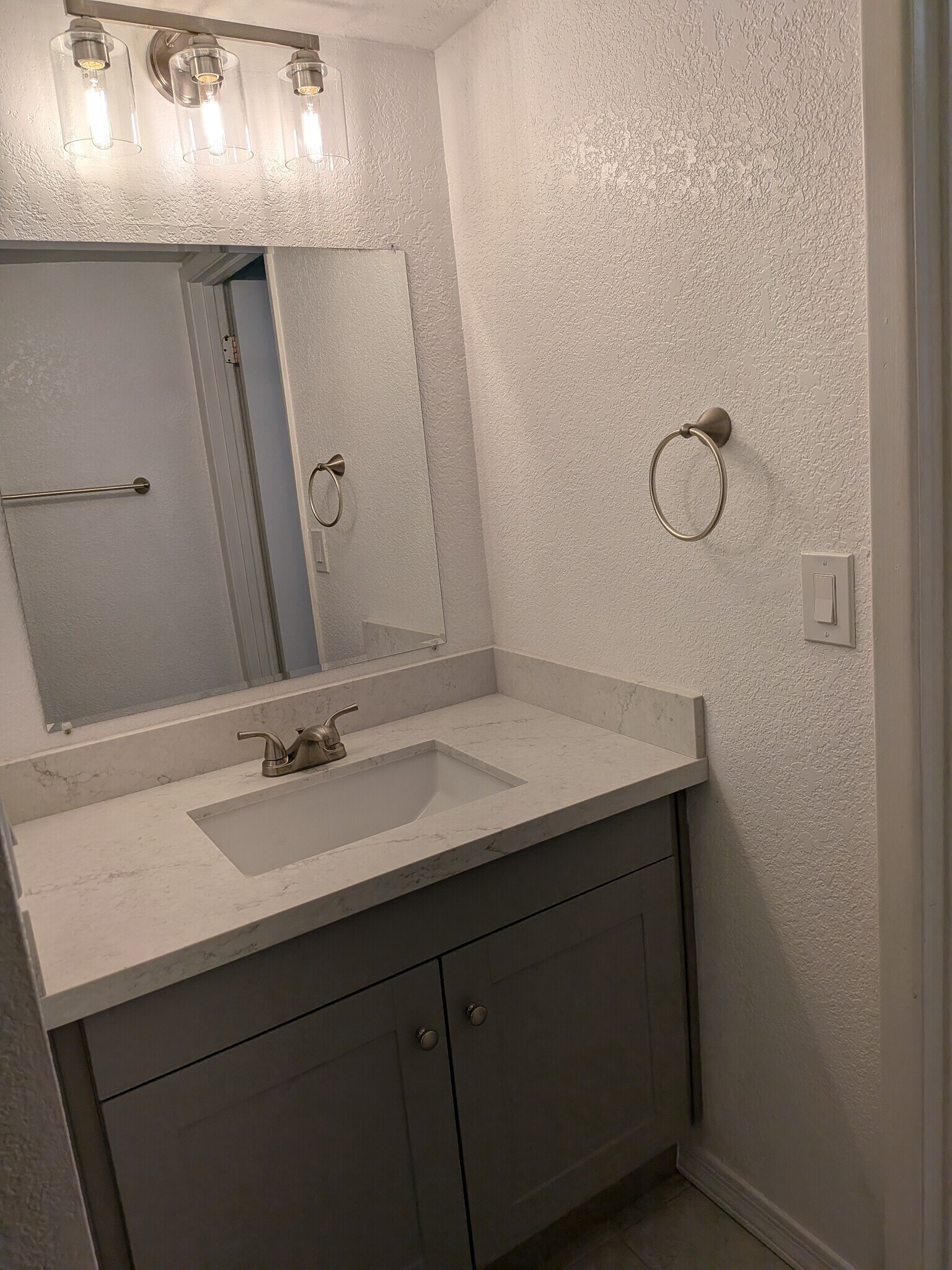 Building Photo - 122 S Hardy Dr