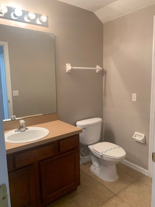 Building Photo - MOVE IN SPECIAL- 3/2 Condo w/ 2 Car Garage...