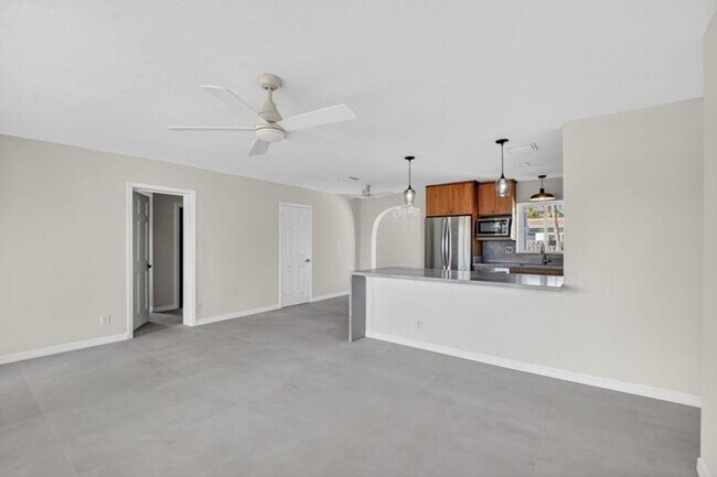 Building Photo - 467 NE 31st St