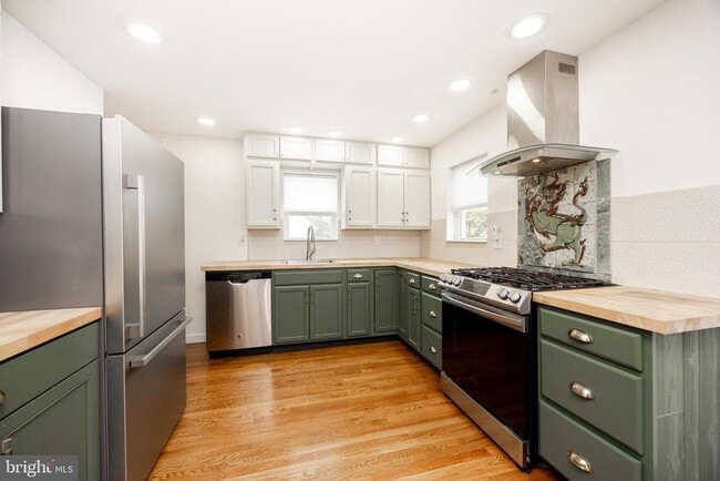 Building Photo - 353 William St