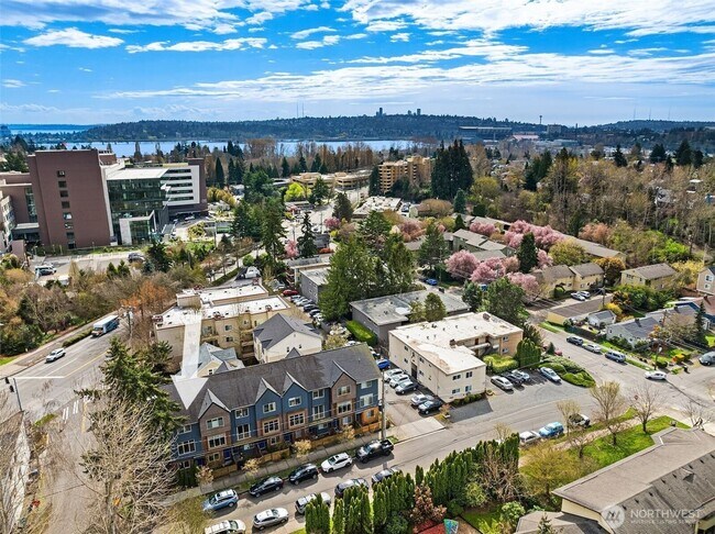 Building Photo - 3bd/2.25Ba Seattle Townhouse