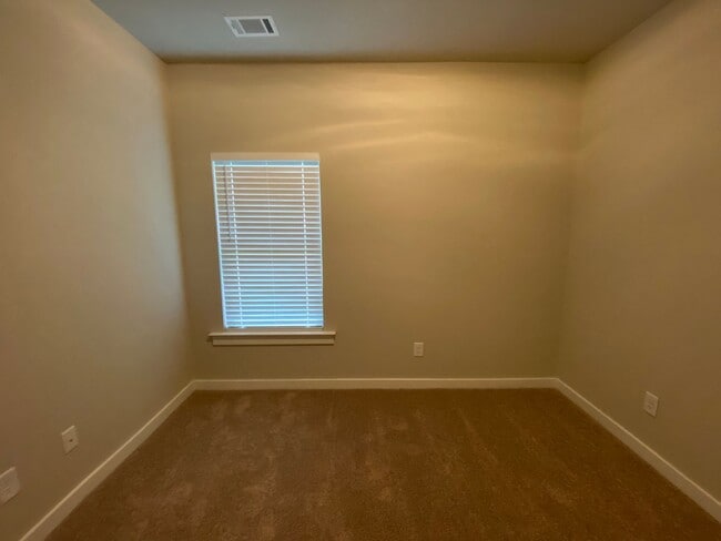 Building Photo - Home for Rent in Jemison, AL...  Available...