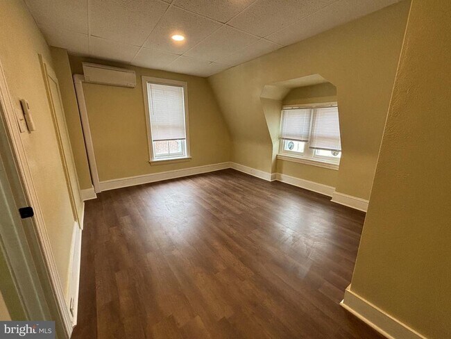 Building Photo - 130 E 4th St