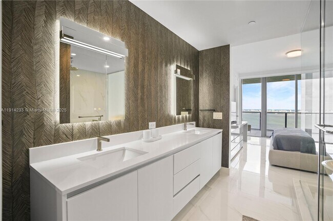 Building Photo - 700 NE 24th St