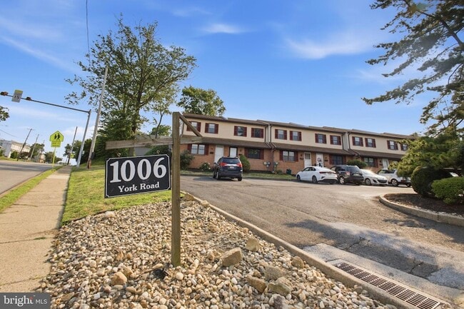 Building Photo - 1006 N York Rd
