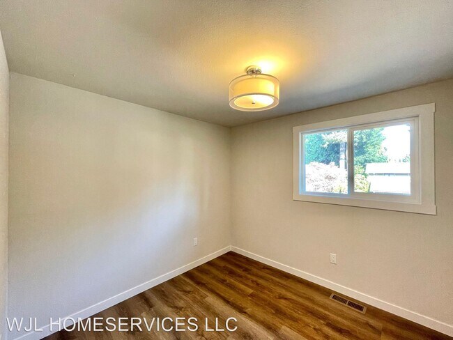 Building Photo - 4 br, 3 bath House - 12903 NE 76th St