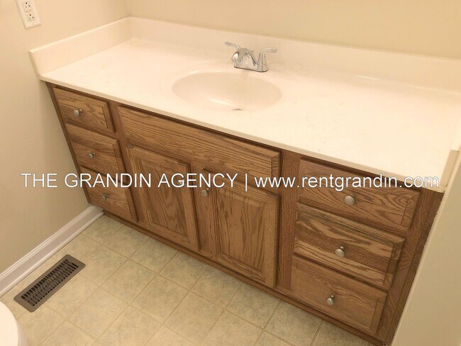 Building Photo - 1811 Meadows Ct