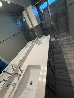 master bath 2 sinks - 521 Peace Dr