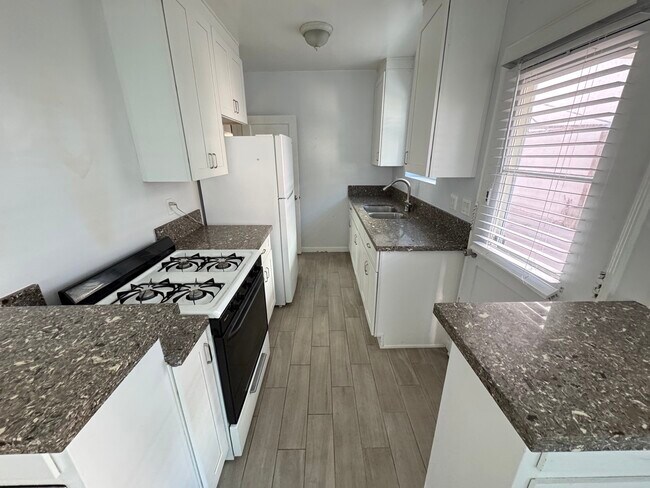 Building Photo - 9217 Alcott St