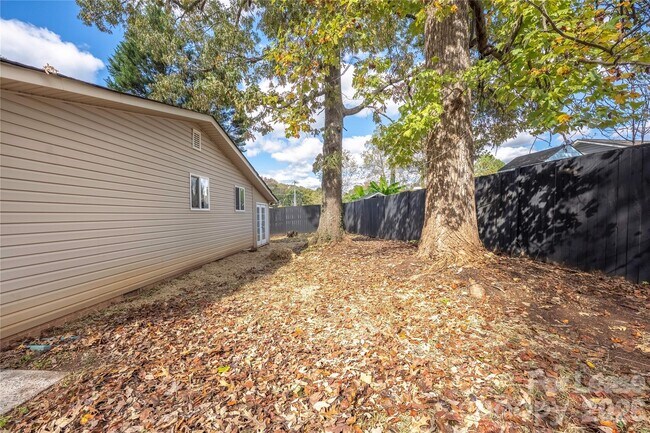 Building Photo - 203 Ewing Dr