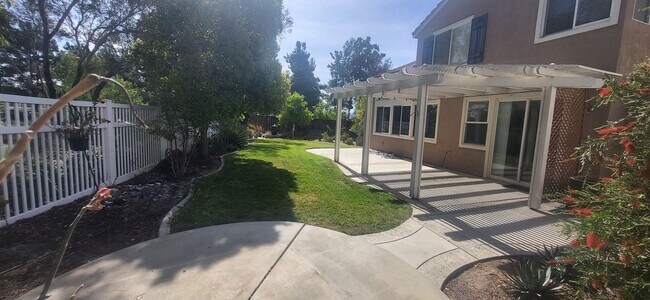 Building Photo - Really Cute 3 BR/ 2.5 BA Home in Beautiful Paseo Del Sol