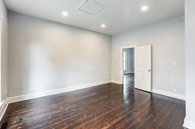 Building Photo - Three Bedroom In Dayton With Off Street Parking!