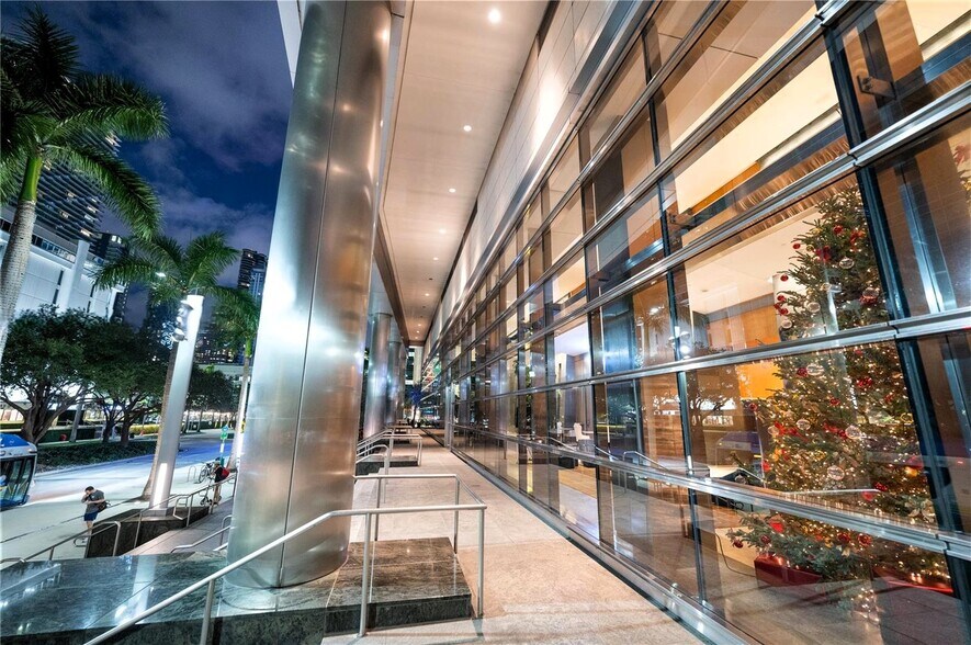 Building Photo - 1435 Brickell Ave