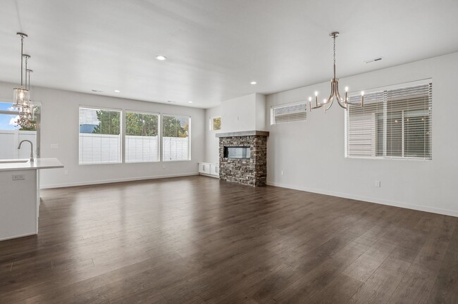 Building Photo - CDA Place Neighborhood- upgraded 3 bed 2 b...