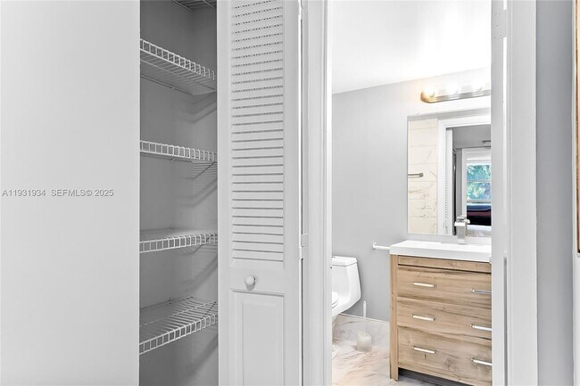 Building Photo - 400 Leslie Dr