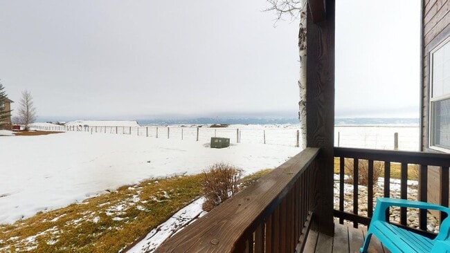 Building Photo - New furnished 3 bedroom 2 bathroom Condo, with optional garage