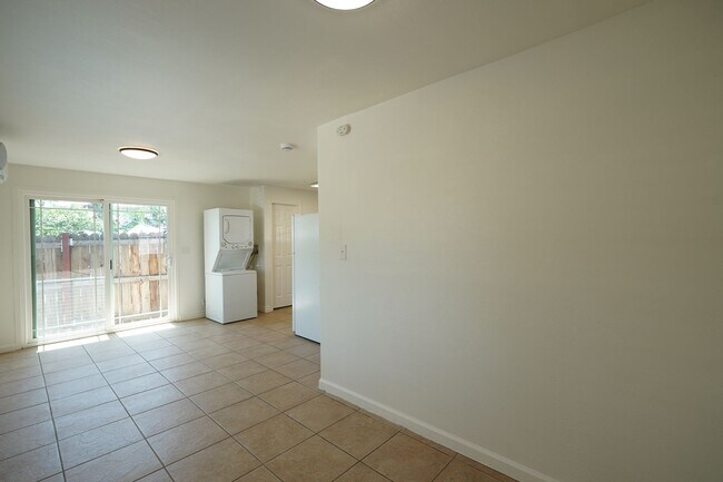 Building Photo - 1405 N Riverside Ave