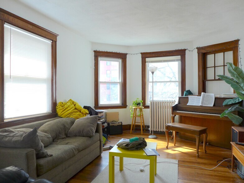 Primary Photo - 226 S Huntington Ave