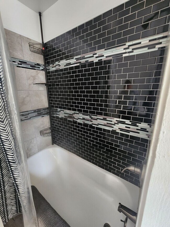 Building Photo - Beautiful 2 Bedroom home with all of the amenities