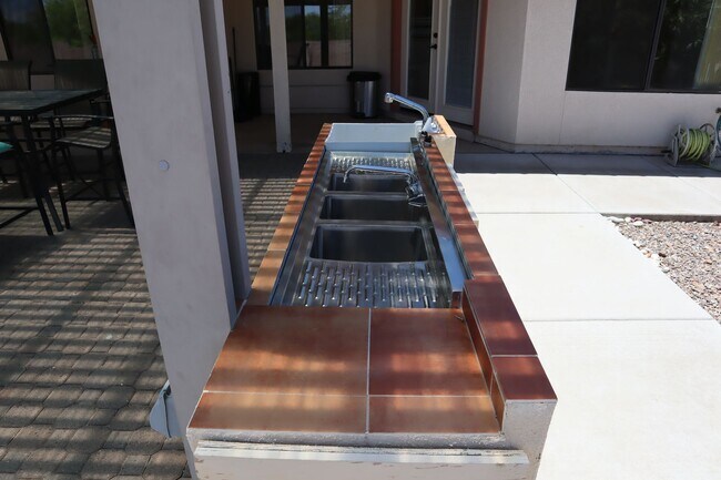 Building Photo - A Backyard Lover's Dream!!!