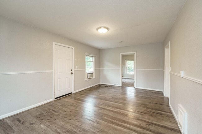 Building Photo - 2 Bedroom 1 Bath SIngle Family Home With L...