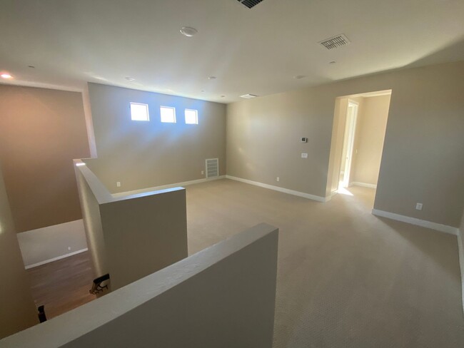 Building Photo - Newer Build Gorgeous 3 Bed/2.5 Bath with L...