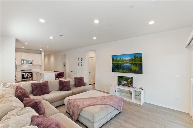Building Photo - Charming 3-Bedroom Home on Golf Course in ...