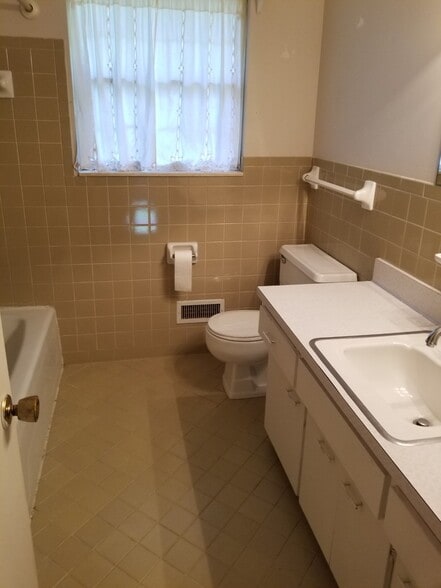 Building Photo - 5515 country dr, apt 36