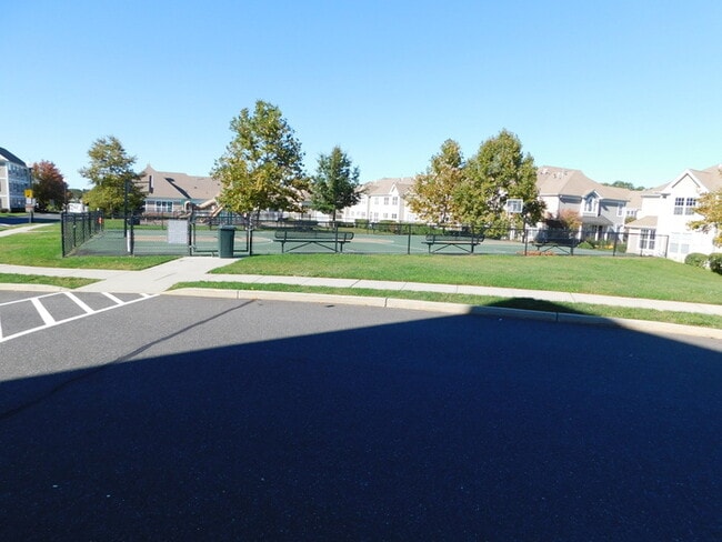 Building Photo - Recently Painted - 2 Bdrm Large Condo Edis...