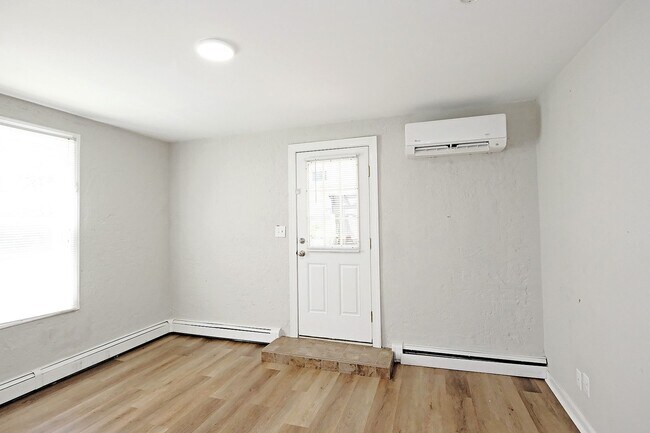 Building Photo - Updated, Pet-Friendly Fry's Spring Duplex - Grad Students Are Welcome!