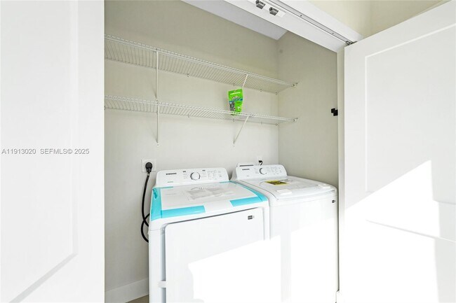 Building Photo - 4303 E 8th Ct