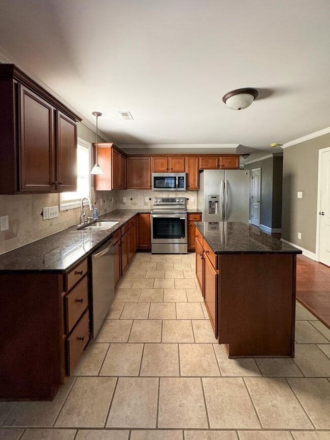 Building Photo - Lovely 3 Bed 2.5 Bath Home in Fayetteville