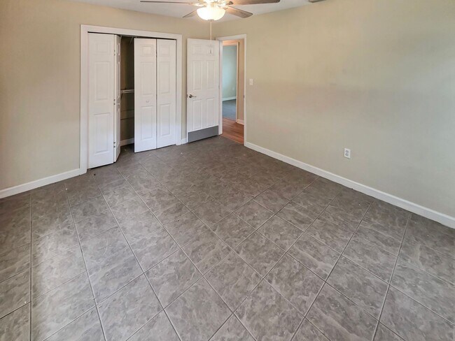 Building Photo - 5117 Lake Howell Rd