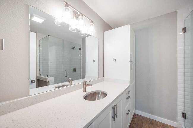 Building Photo - Modern 2 Bed, 2 Bath Multiplex in Austin, ...