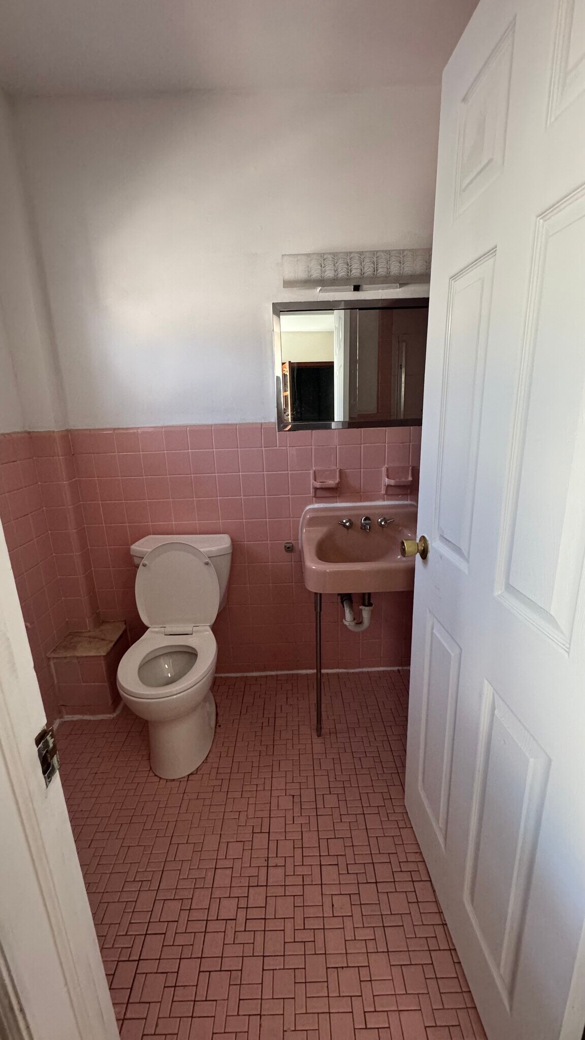 Building Photo - 10 Anderson St