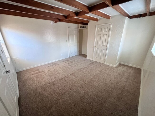 Building Photo - Central- 3 bedroom/ 2 bathroom house