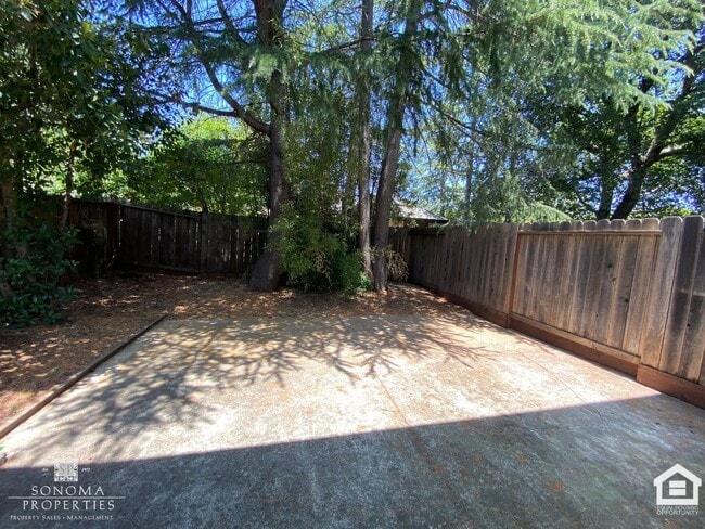 Building Photo - Charming 2 Bed / 1.5 Bath Duplex in Sonoma!