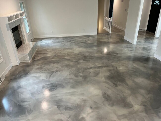 Building Photo - 5 Bed 4 Bath Home fenced yard