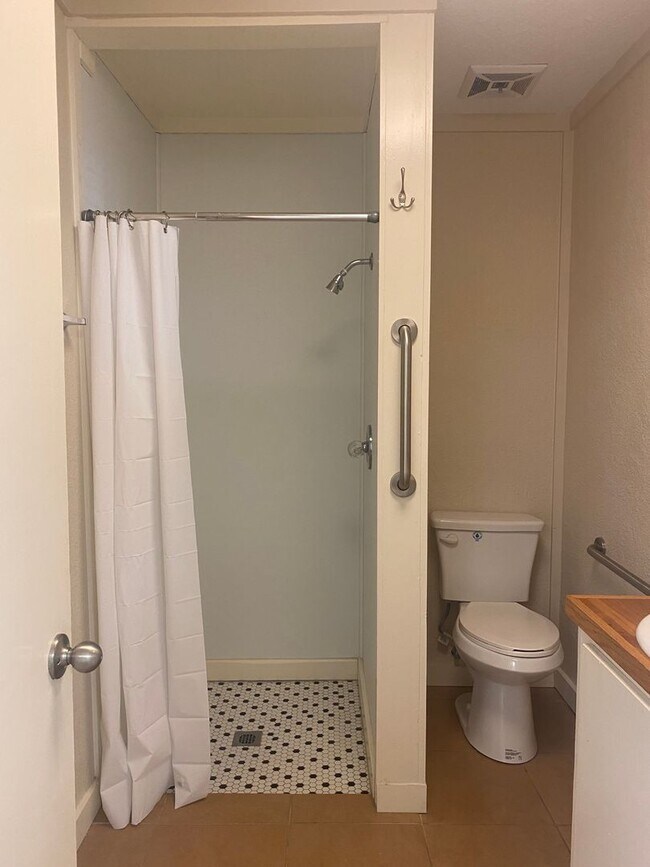 Building Photo - 2 BEDROOM