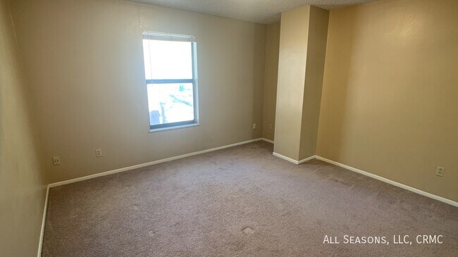 Building Photo - 1527 Spring Valley Dr