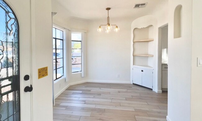 Building Photo - 322 N 17th Dr