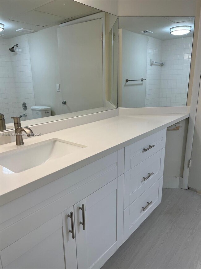 Building Photo - 2811 N Oakland Forest Dr